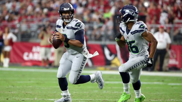 seahawks-rams-watch-russell-wilson.jpg